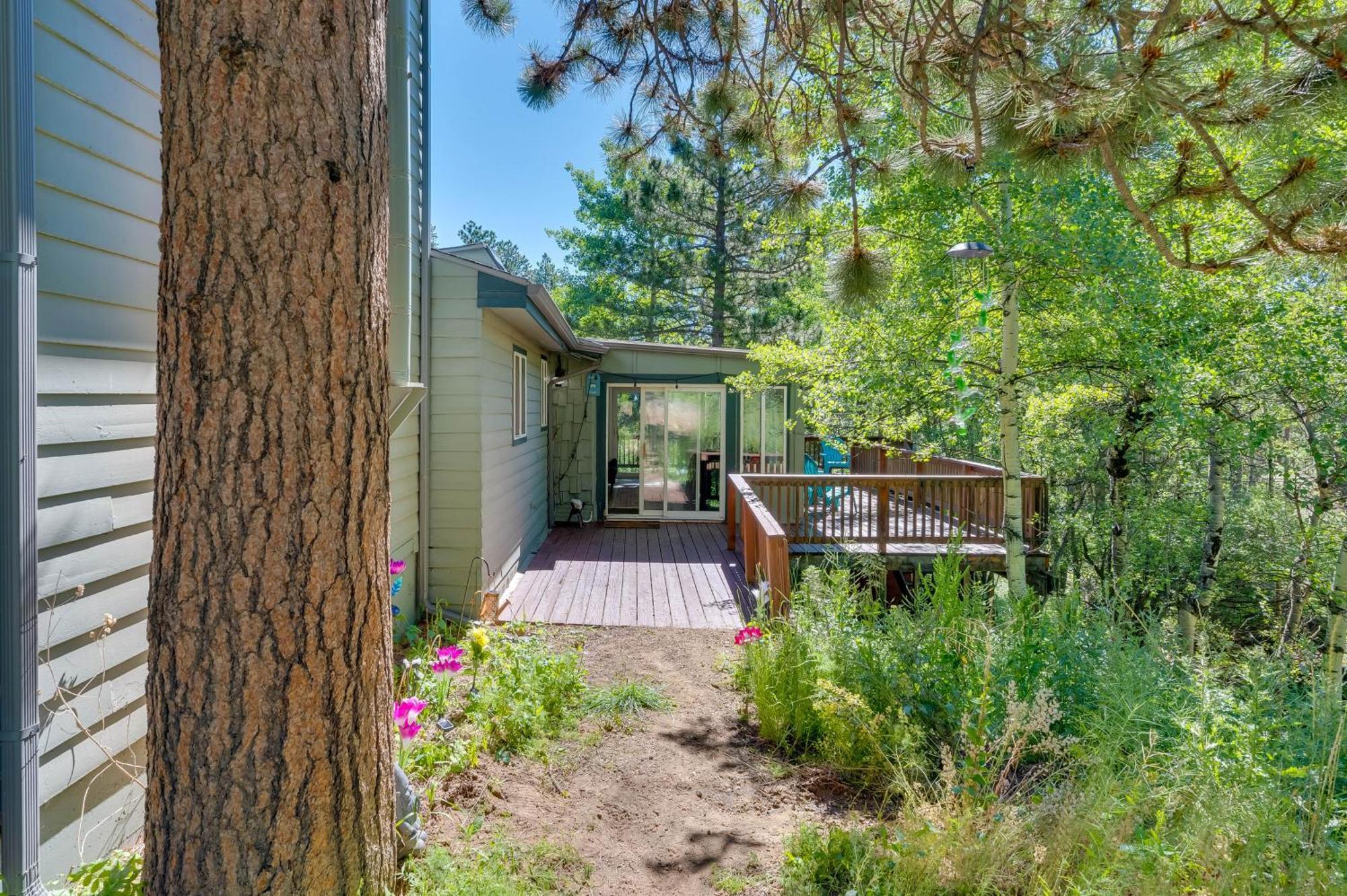 Stunning Golden Home With Deck About 35 Mi To Denver! Eksteriør bilde