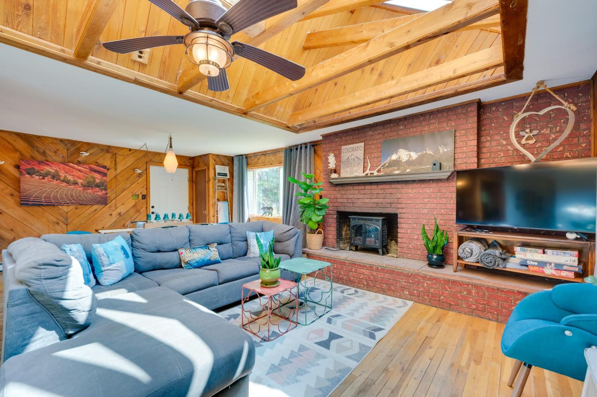 Stunning Golden Home With Deck About 35 Mi To Denver! Eksteriør bilde